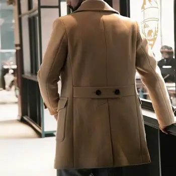 Šis paltas turi atlapo dizainą, kuris yra panašus į kostiumo apykaklę, todėl jis bus oficialesnis.