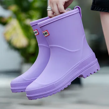 Madingi moteriški lietaus batai 2023 Naujo stiliaus vidutinio vamzdžio lietaus batai suaugusiems Moteriški darbo guminiai batai