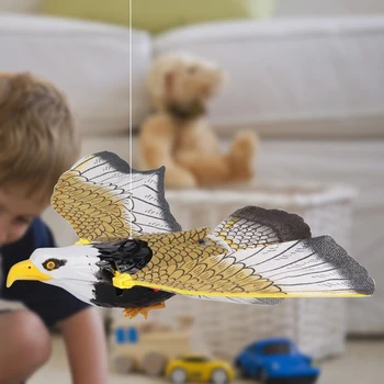 Elektrinių lubų kabantis erelio žaislas Juokingas interaktyvus vanago paukščio žaislas Šviesa ir muzika be baterijų sodo dekoravimo